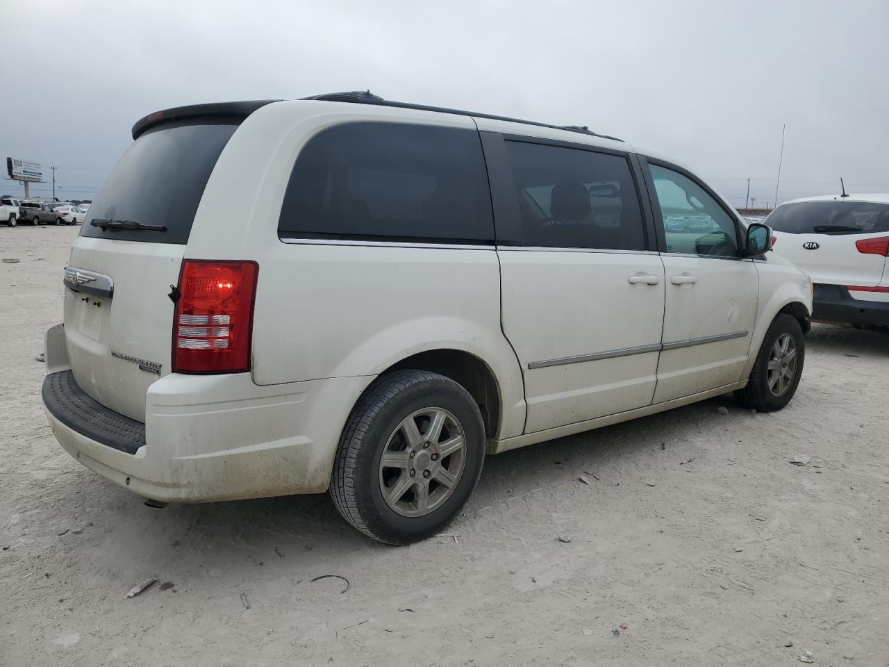 2010 Chrysler Town & Country - Image 3