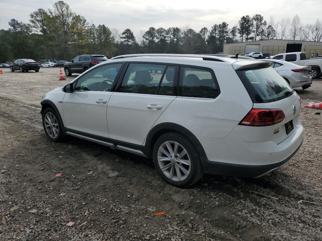 2017 Volkswagen Golf - Image 2