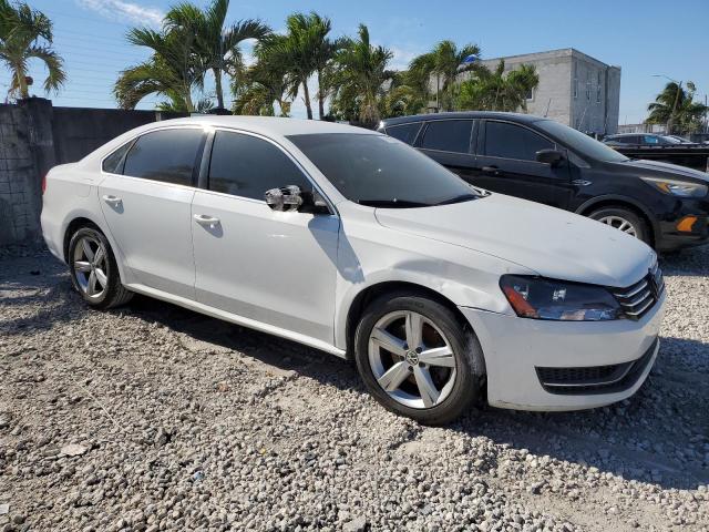 Sedans VOLKSWAGEN PASSAT 2012 White