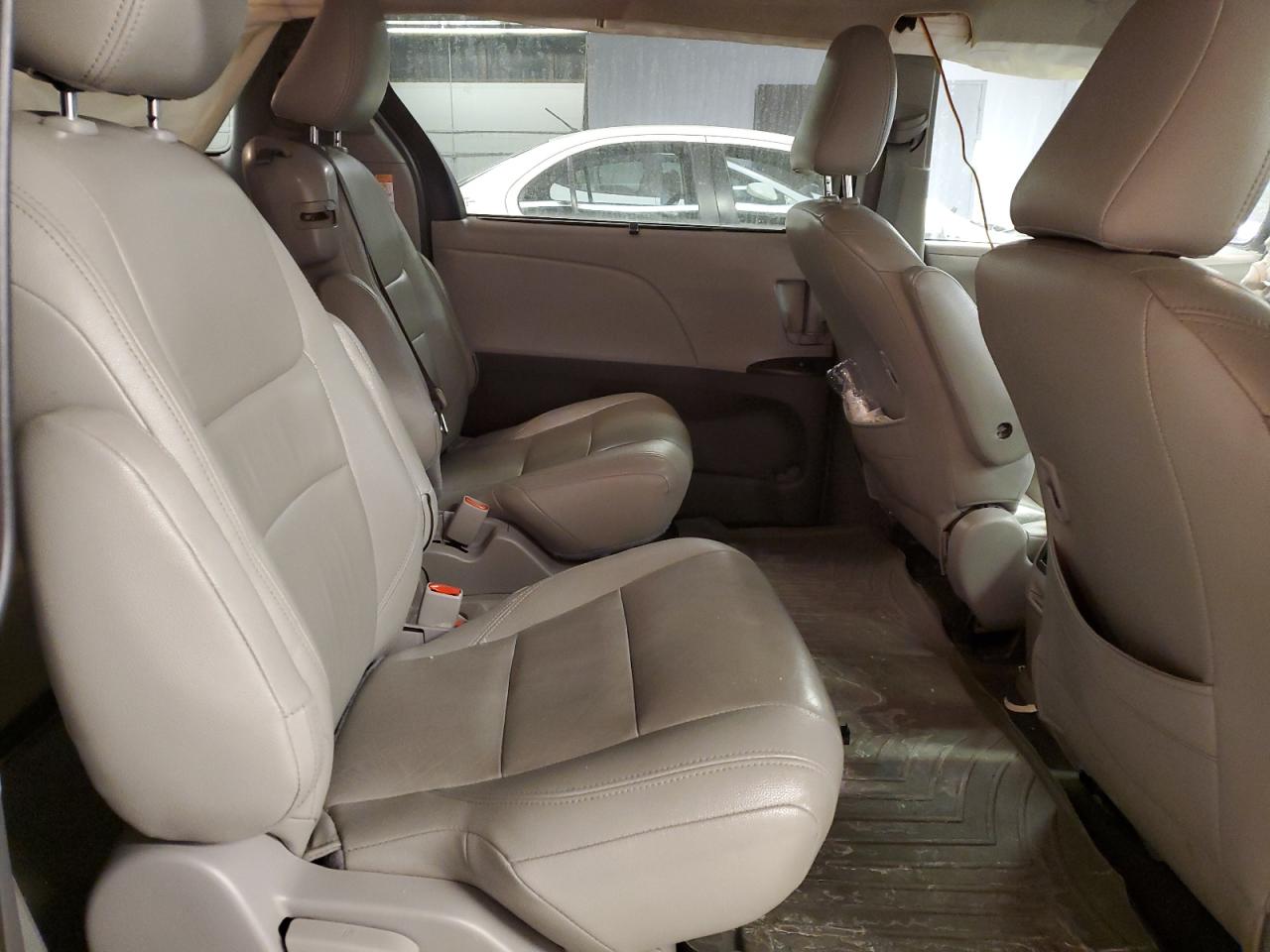 2015 Toyota Sienna - Image 11