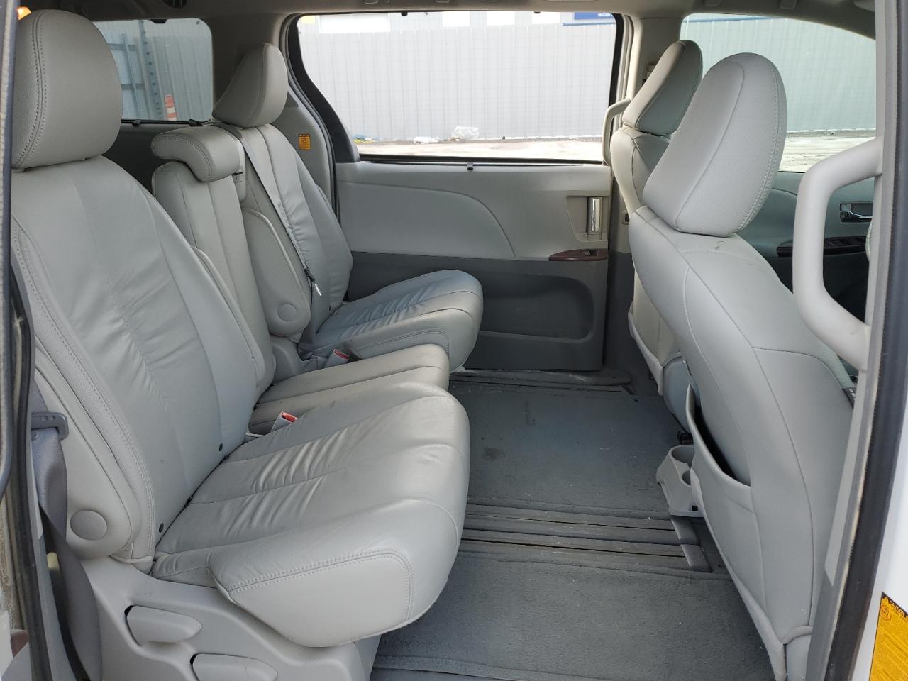 2011 Toyota Sienna - Image 11