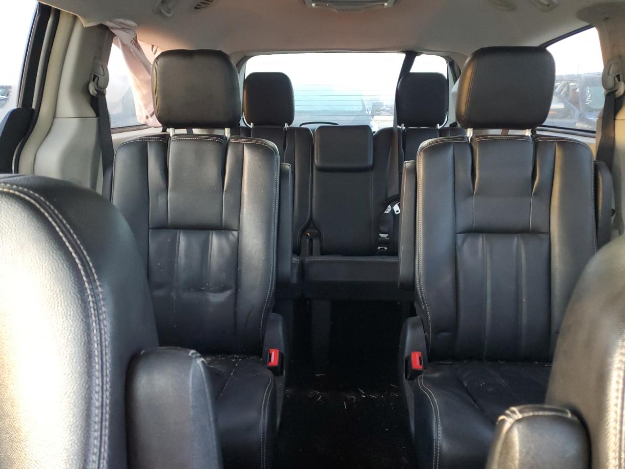 2014 Chrysler Town & Country - Image 10