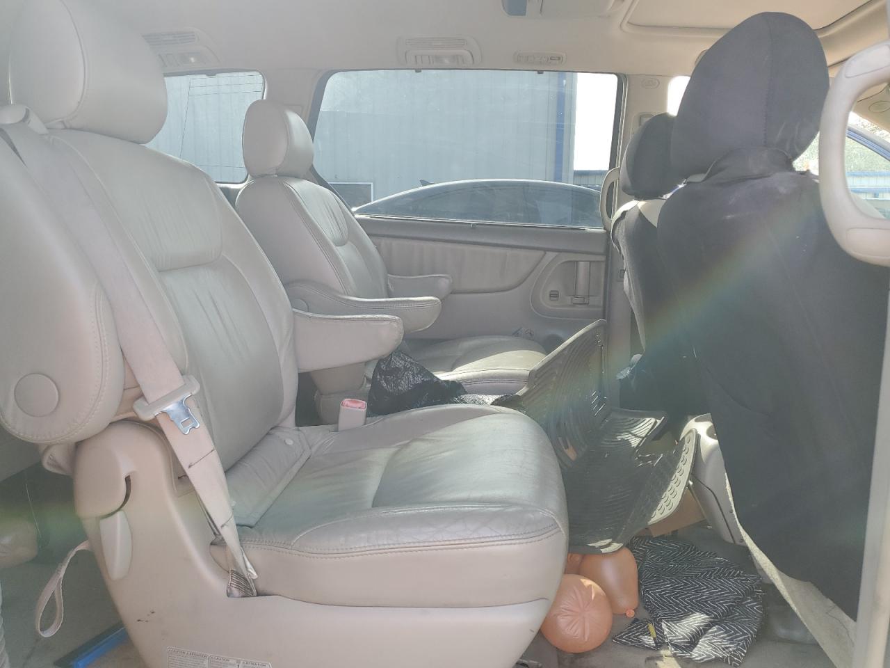 2007 Toyota Sienna - Image 11