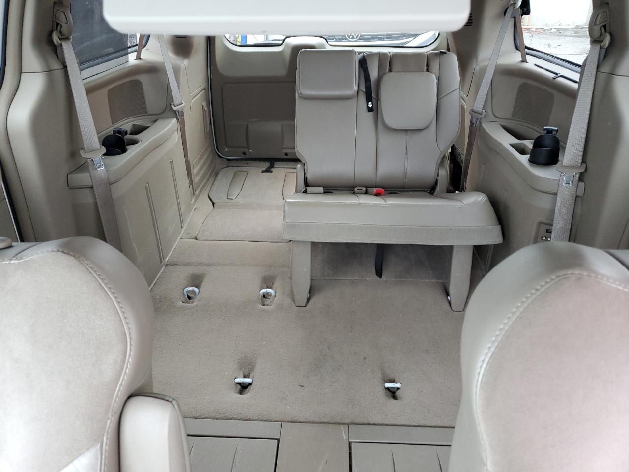 2013 Chrysler Town & Country - Image 10