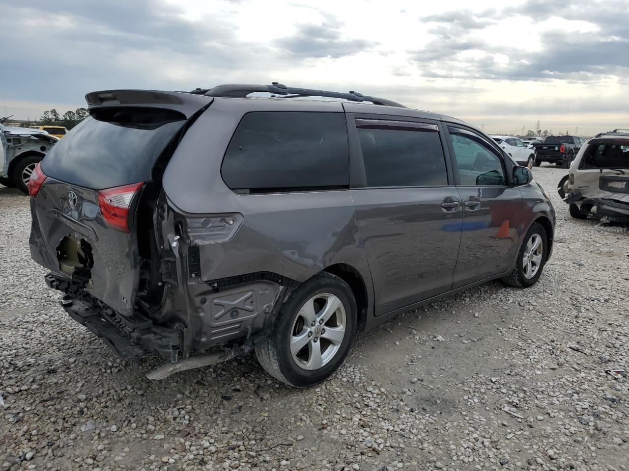 2017 Toyota Sienna - Image 3