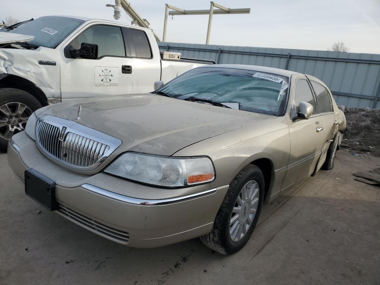 2005 Lincoln Town Car - Image 1