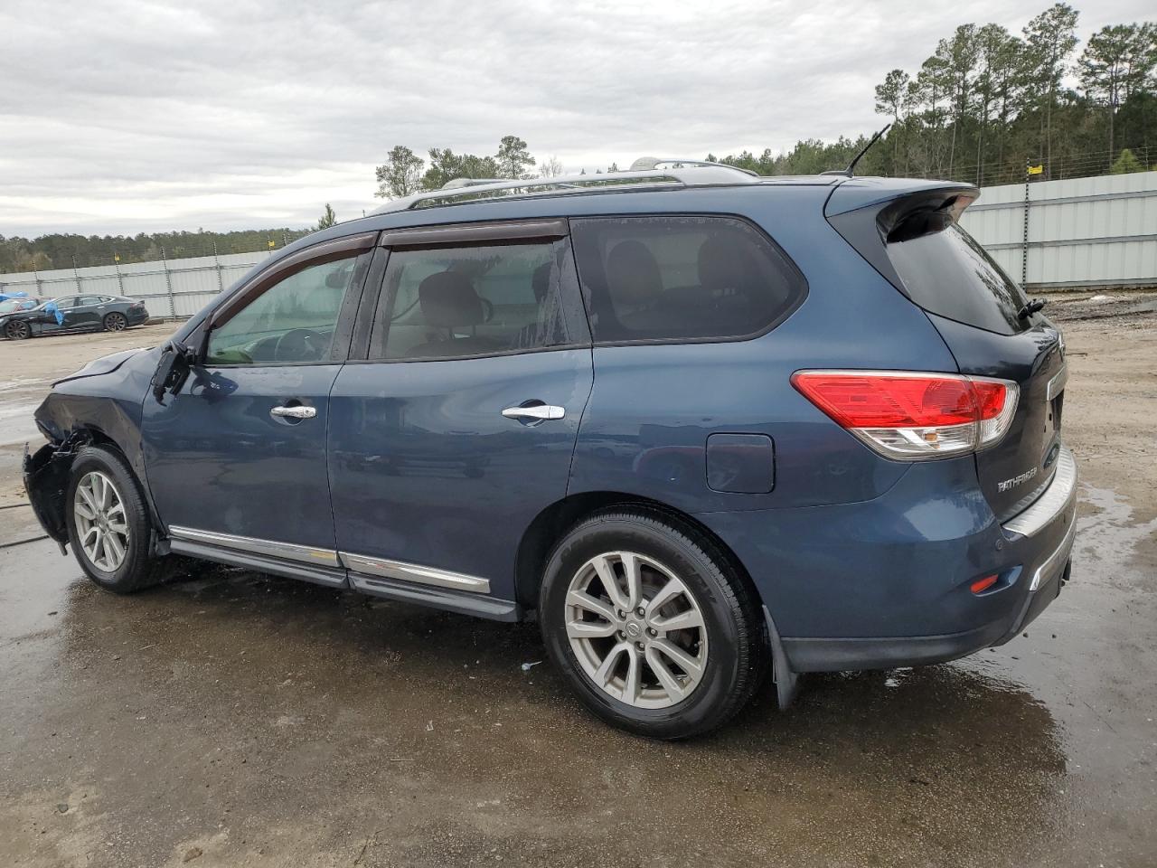 2016 Nissan Pathfinder - Image 2