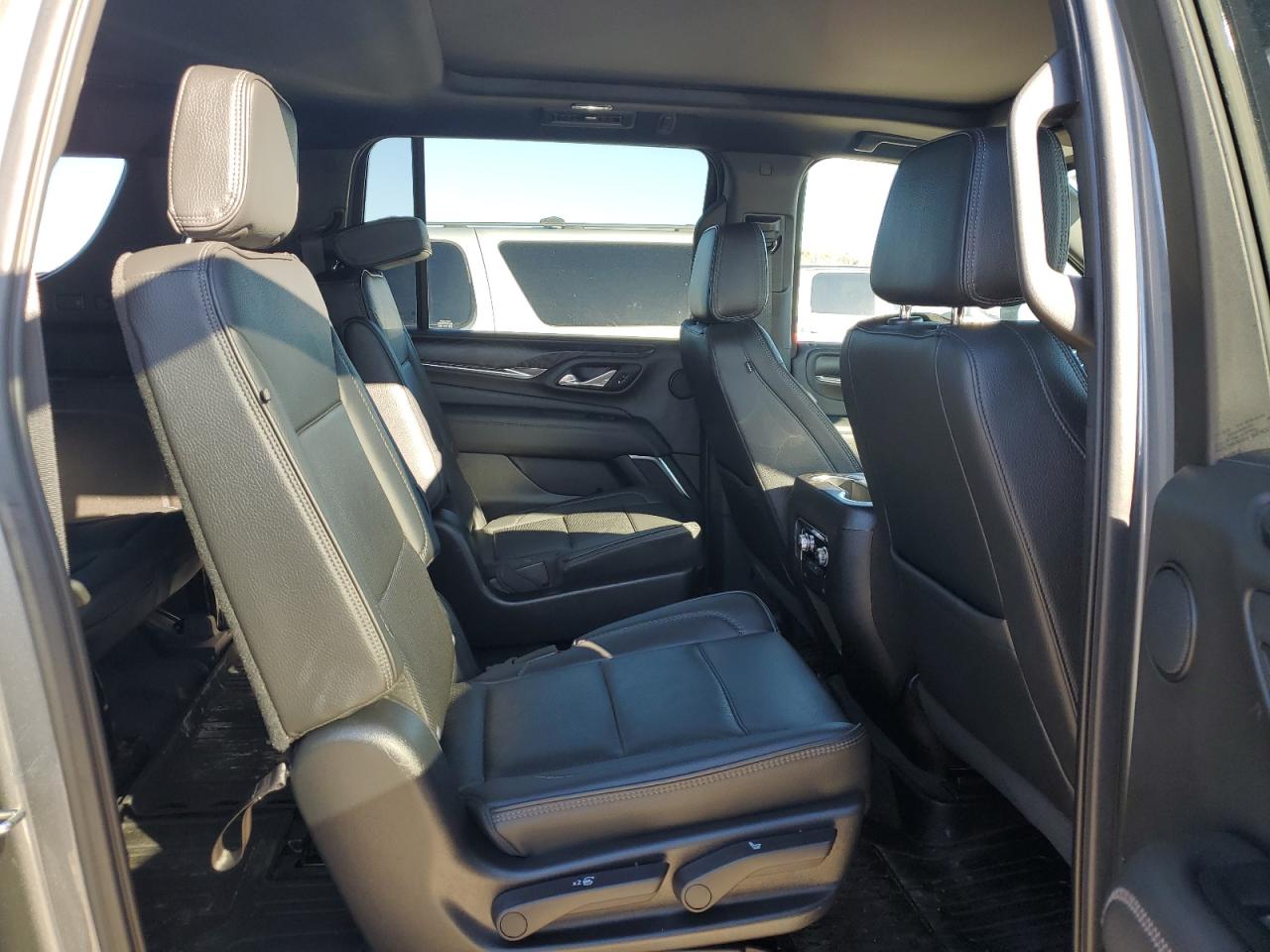 2021 GMC Yukon - Image 11