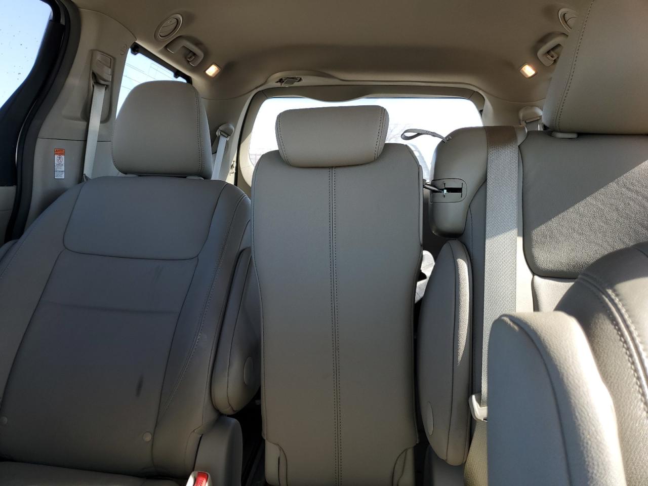 2015 Toyota Sienna - Image 10