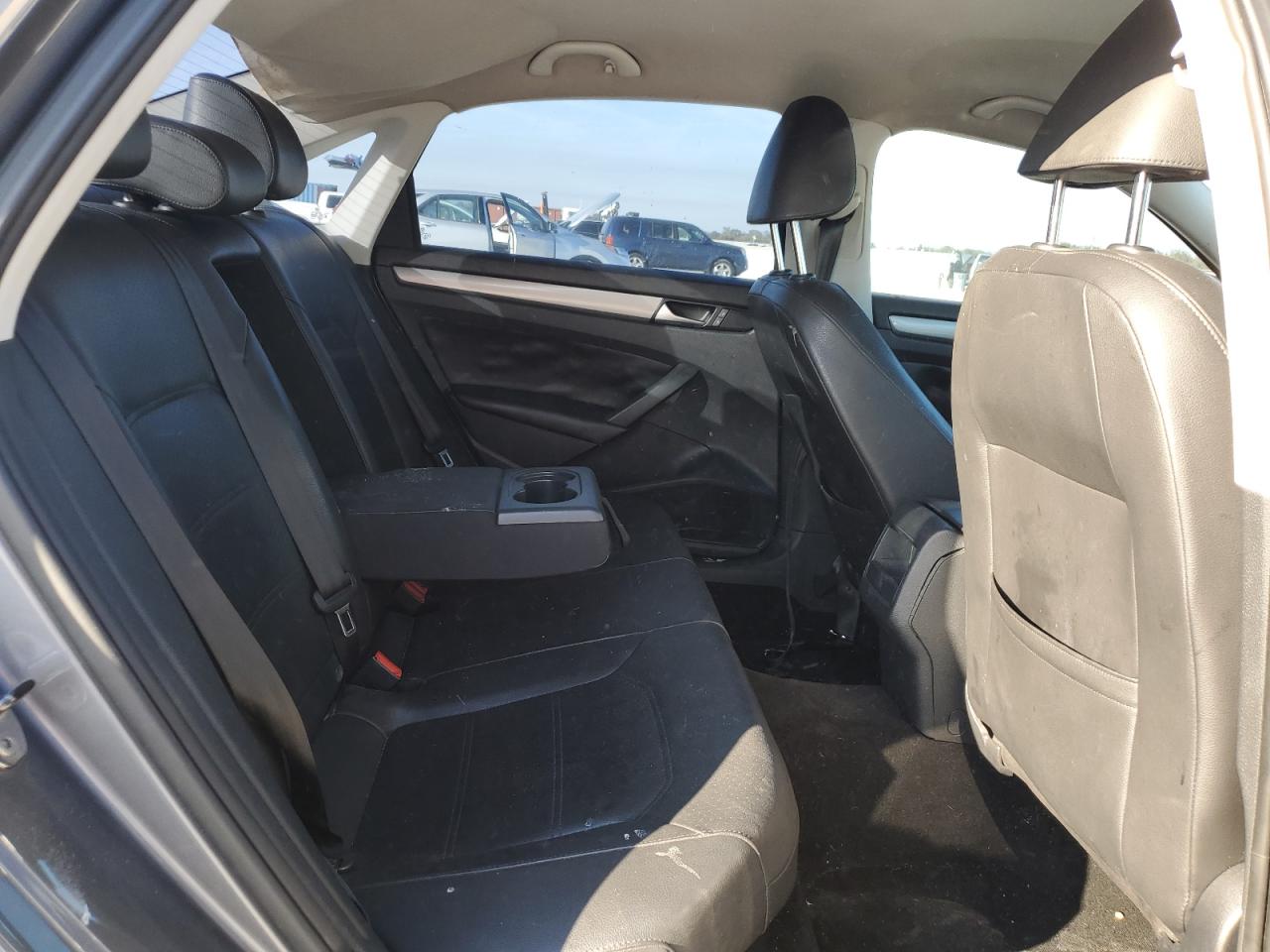 2014 Volkswagen Passat - Image 10
