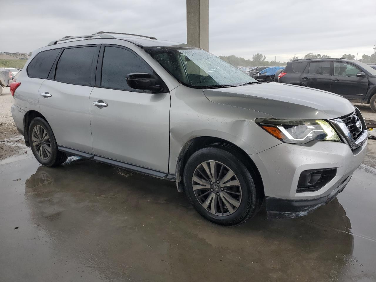 2017 Nissan Pathfinder - Image 4