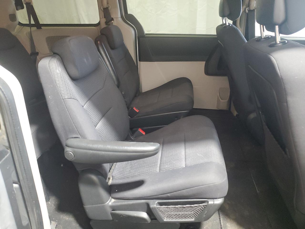 2010 Dodge Caravan - Image 11