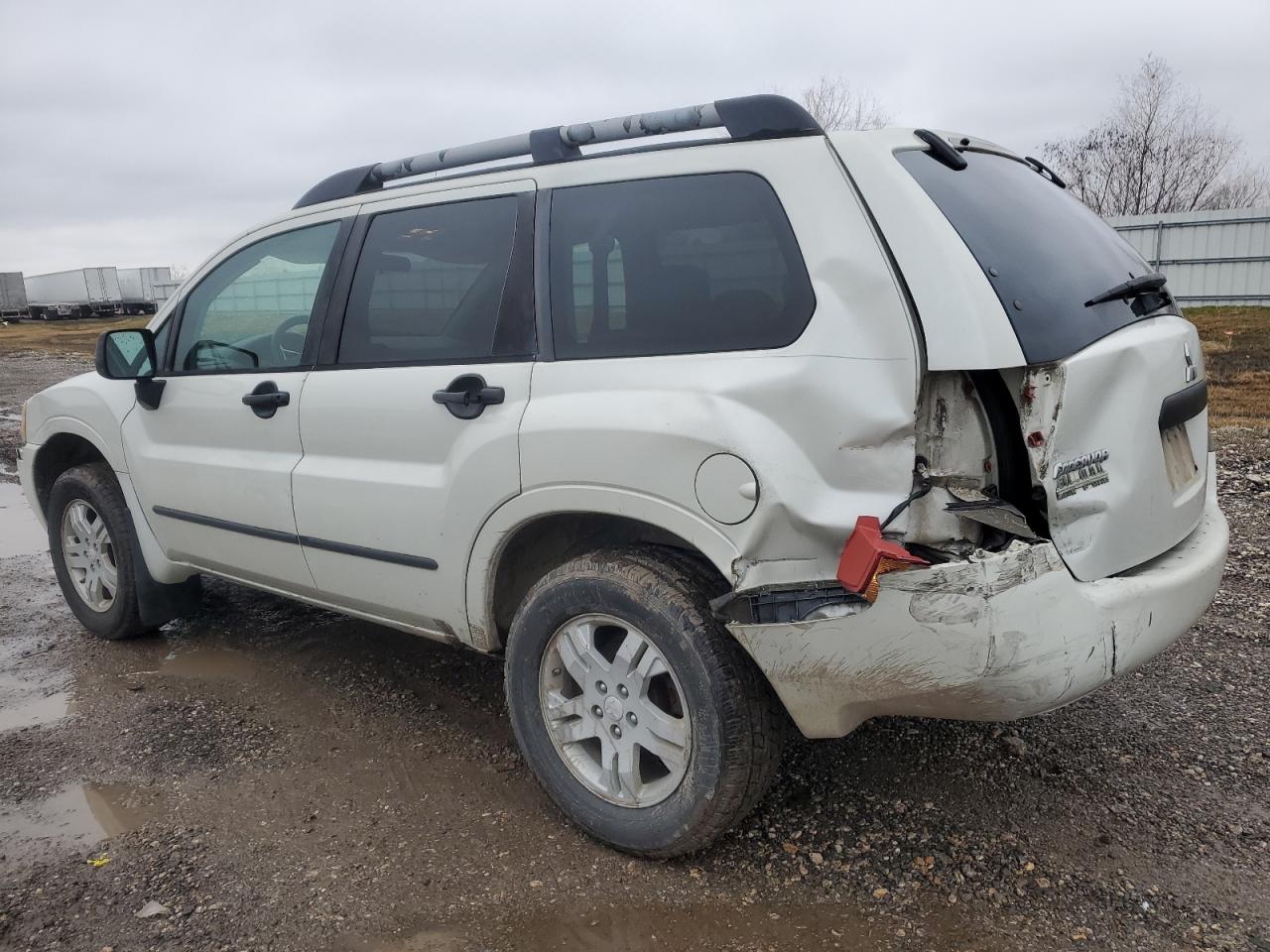 2004 Mitsubishi Endeavor - Image 2