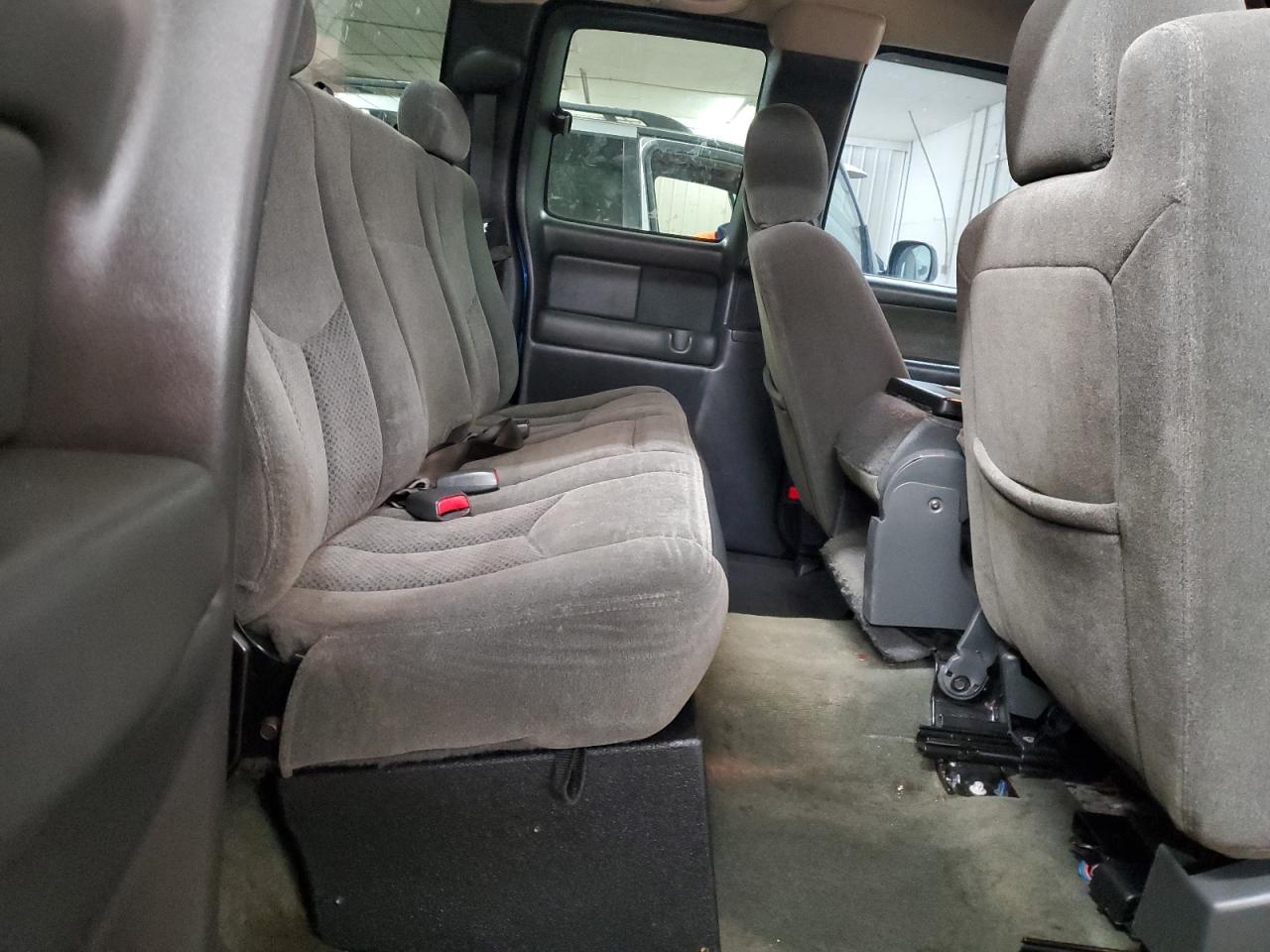 2003 Chevrolet Silverado - Image 11