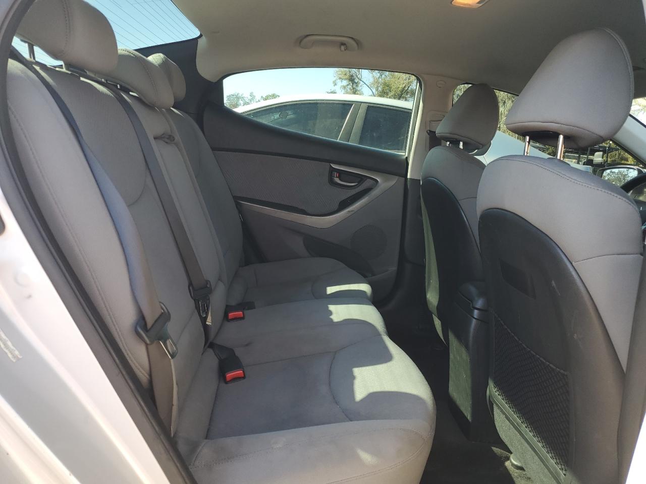 2011 Hyundai Elantra - Image 10