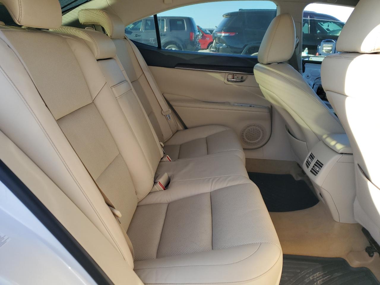 2015 Lexus ES - Image 10
