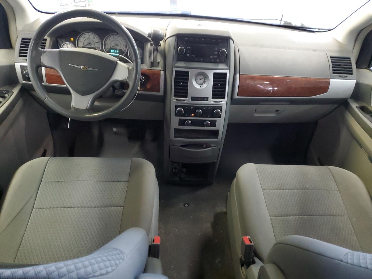 2009 Chrysler Town & Country - Image 8