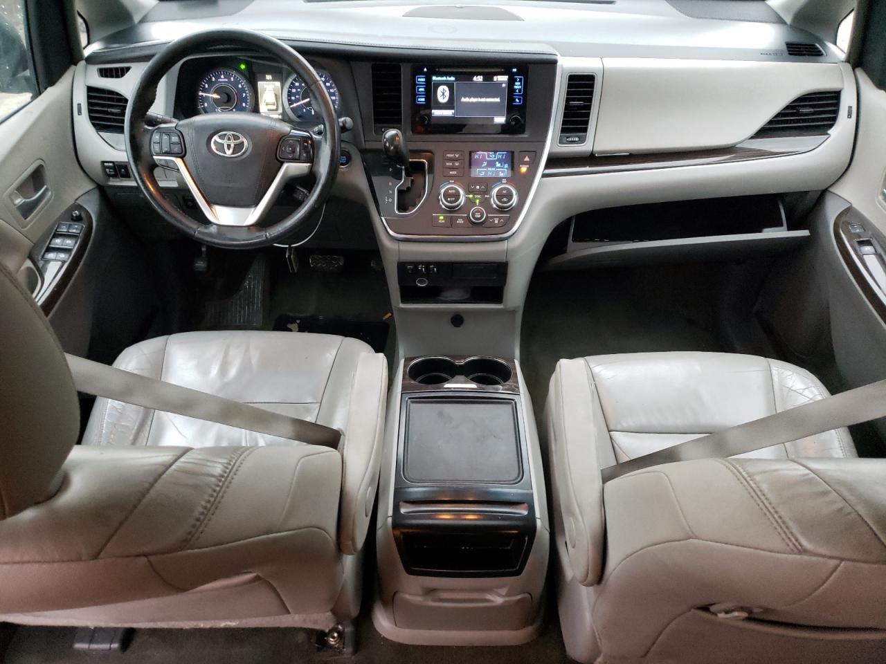 2016 Toyota Sienna - Image 8