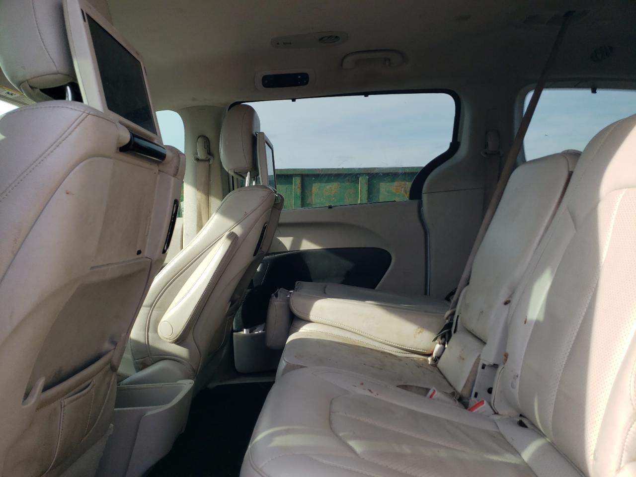 2017 Chrysler Pacifica - Image 11