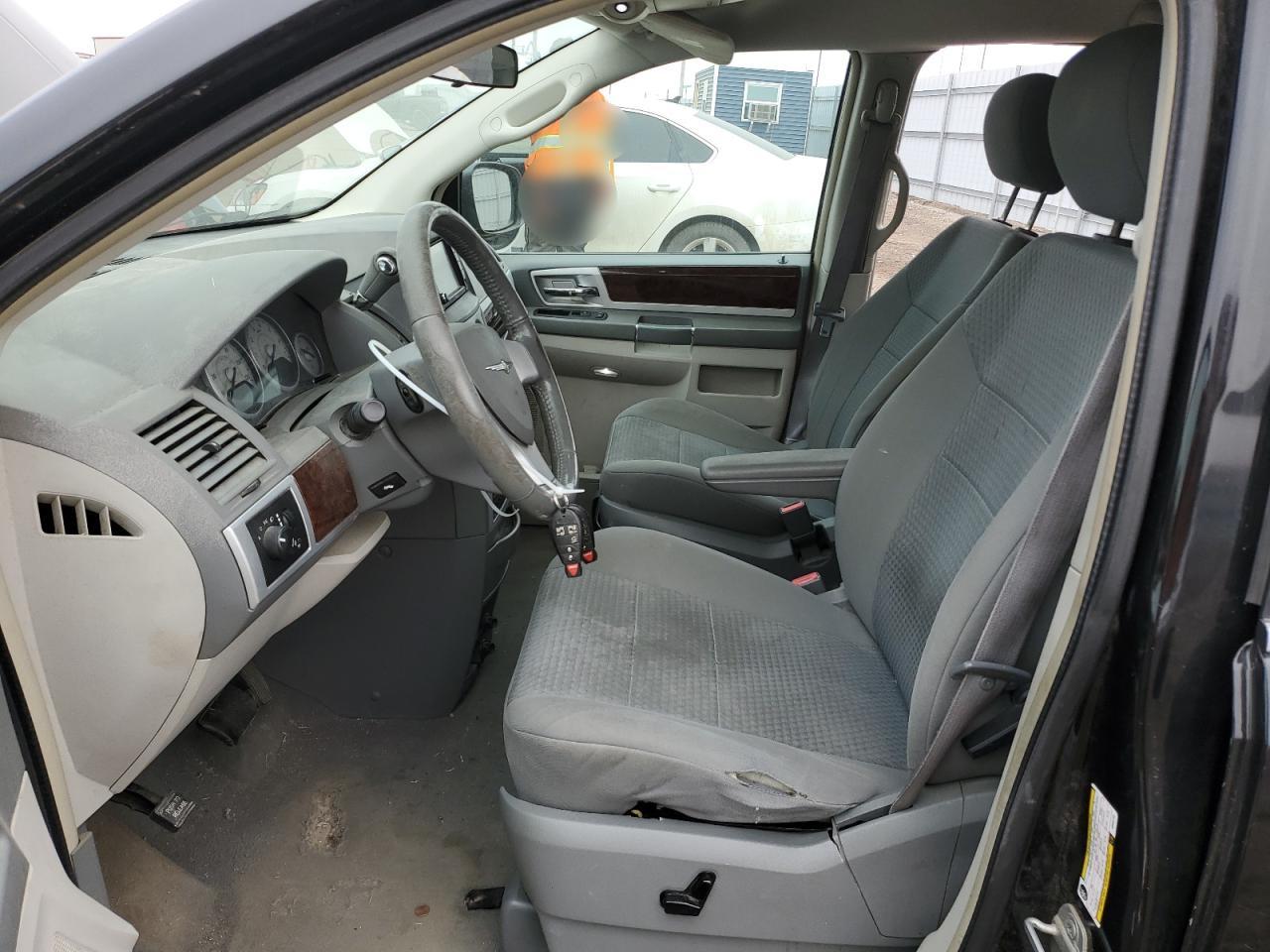 2009 Chrysler Town & Country - Image 7