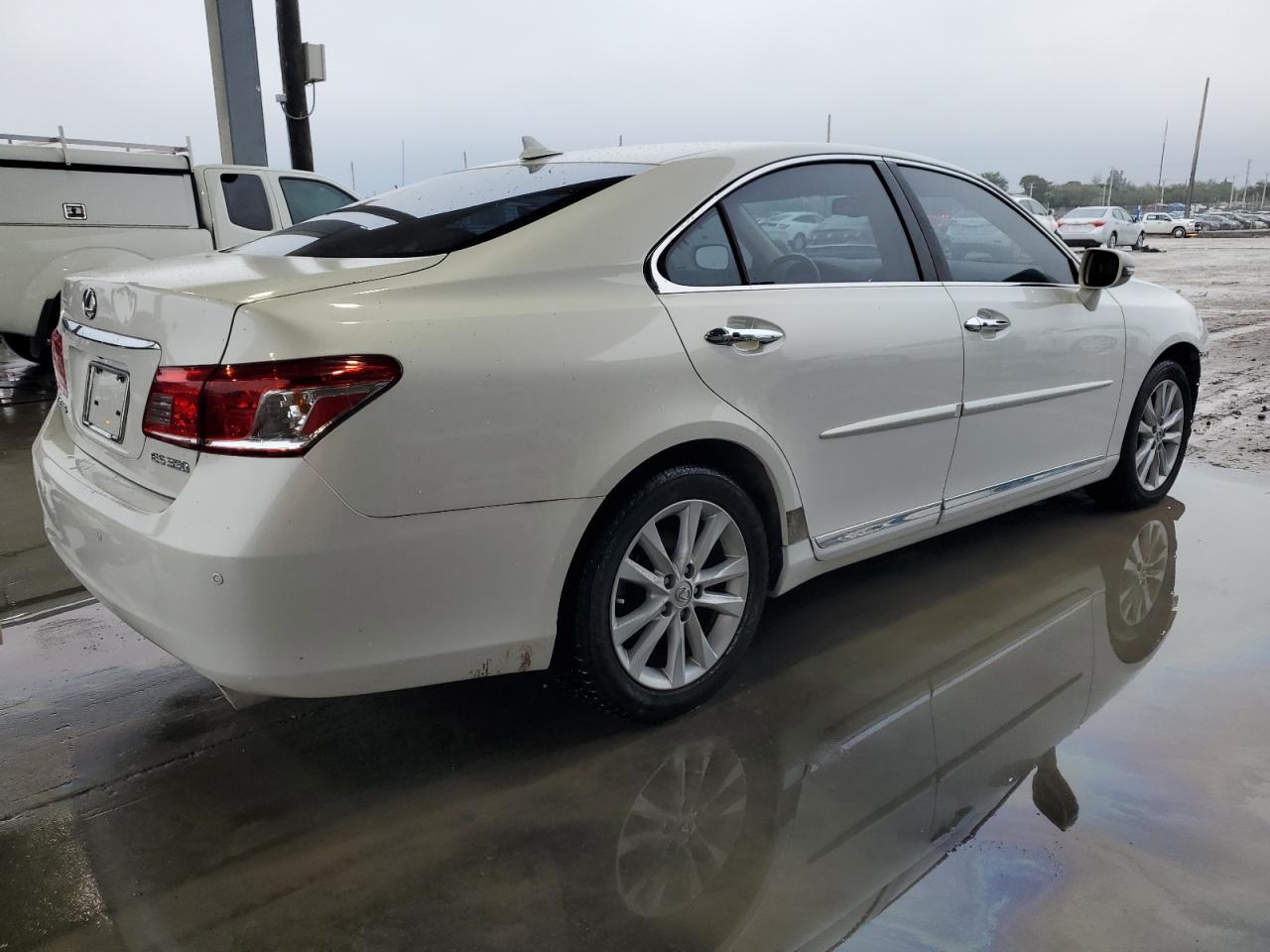 2010 Lexus ES - Image 3