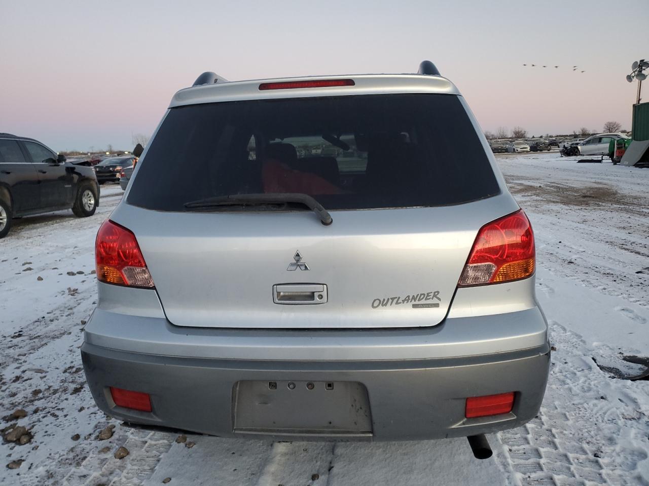2004 Mitsubishi Outlander - Image 6