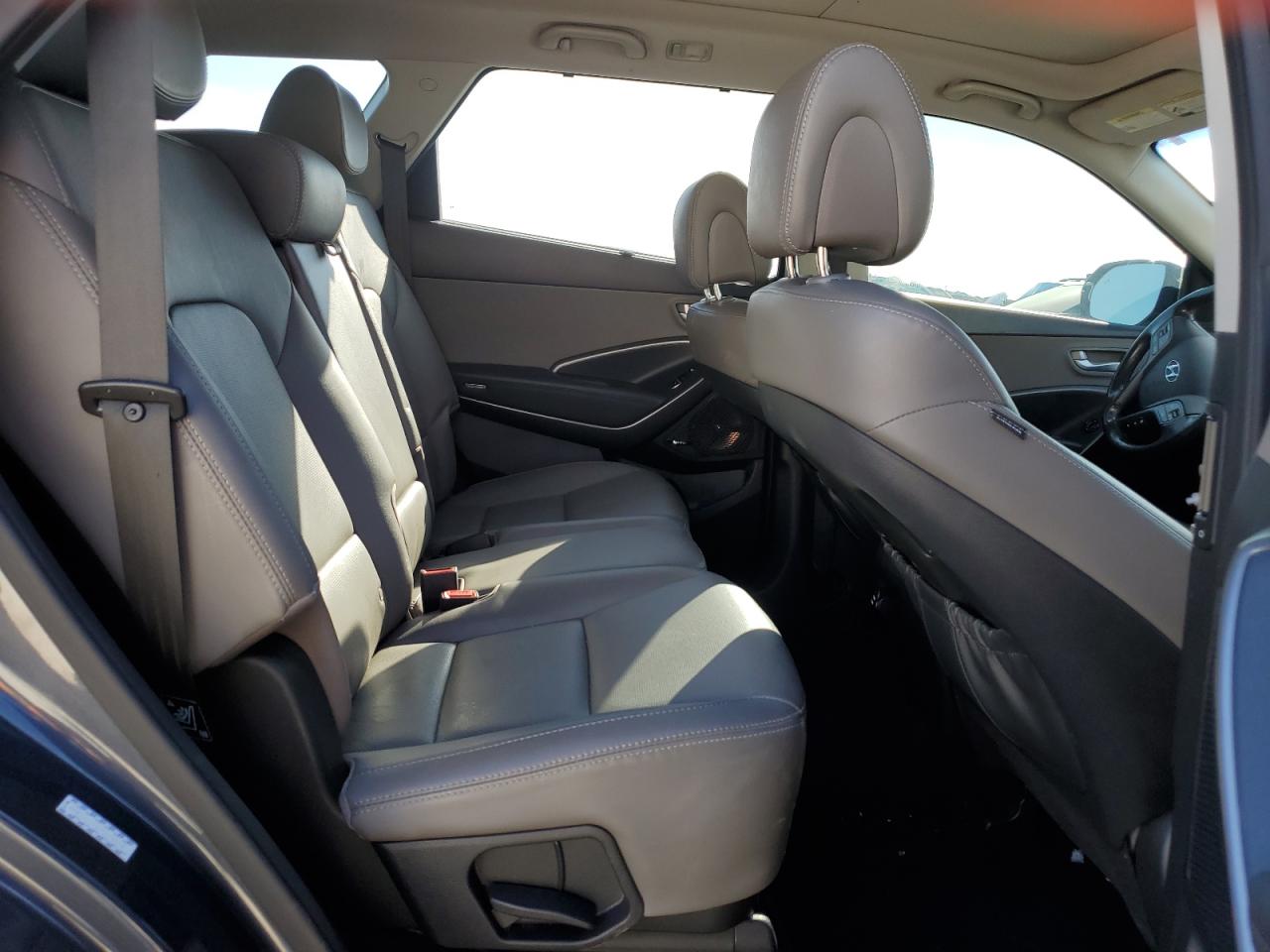 2018 Hyundai Santa Fe - Image 12