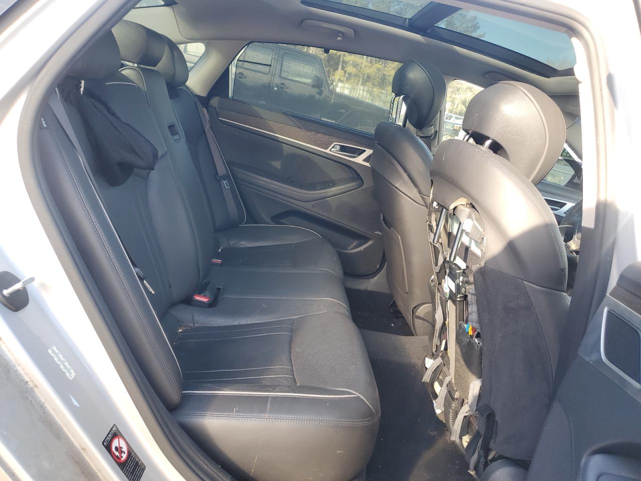 2015 Hyundai Genesis - Image 10