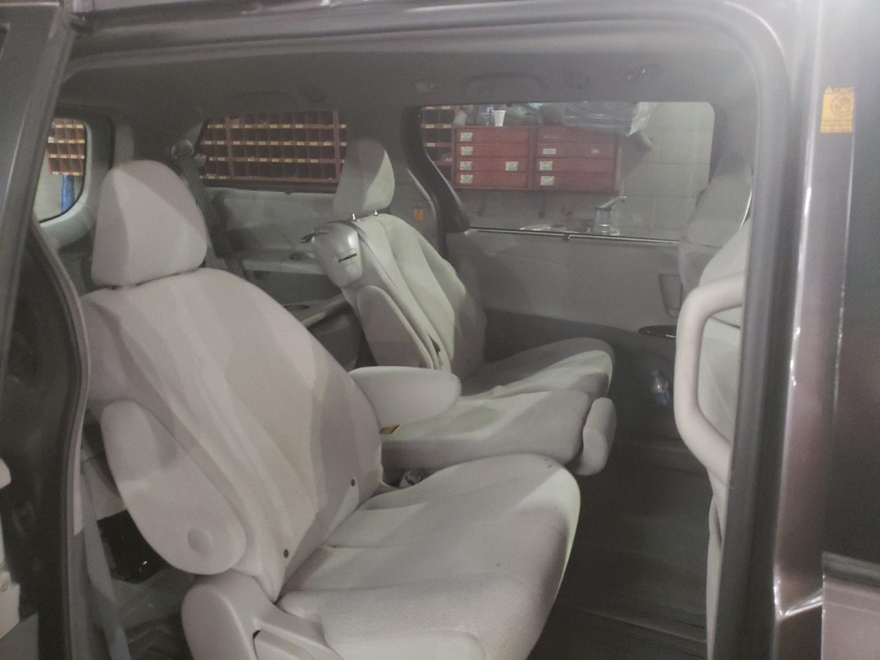 2012 Toyota Sienna - Image 11