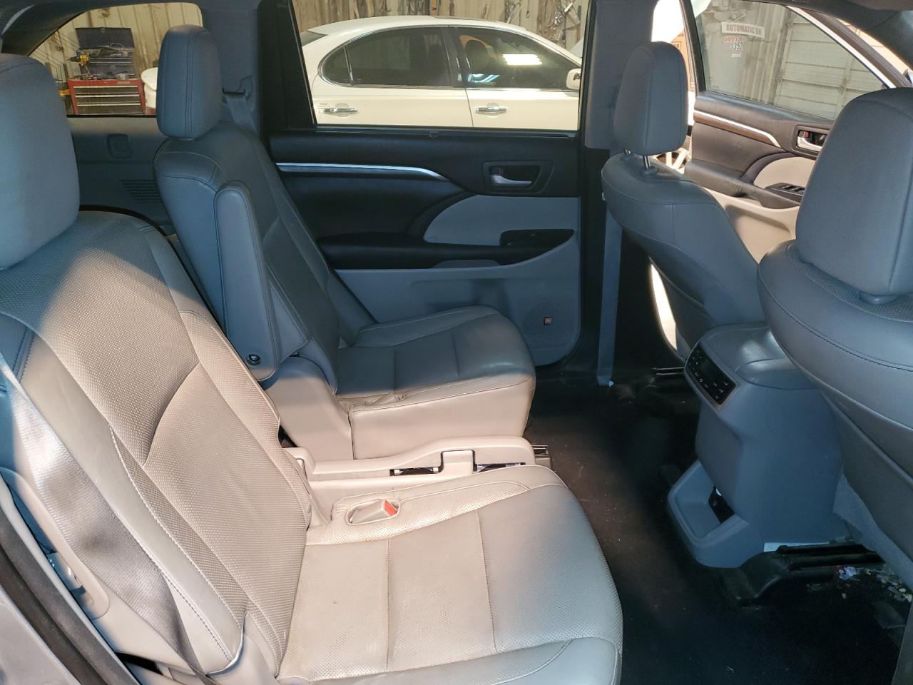 2015 Toyota Highlander - Image 11