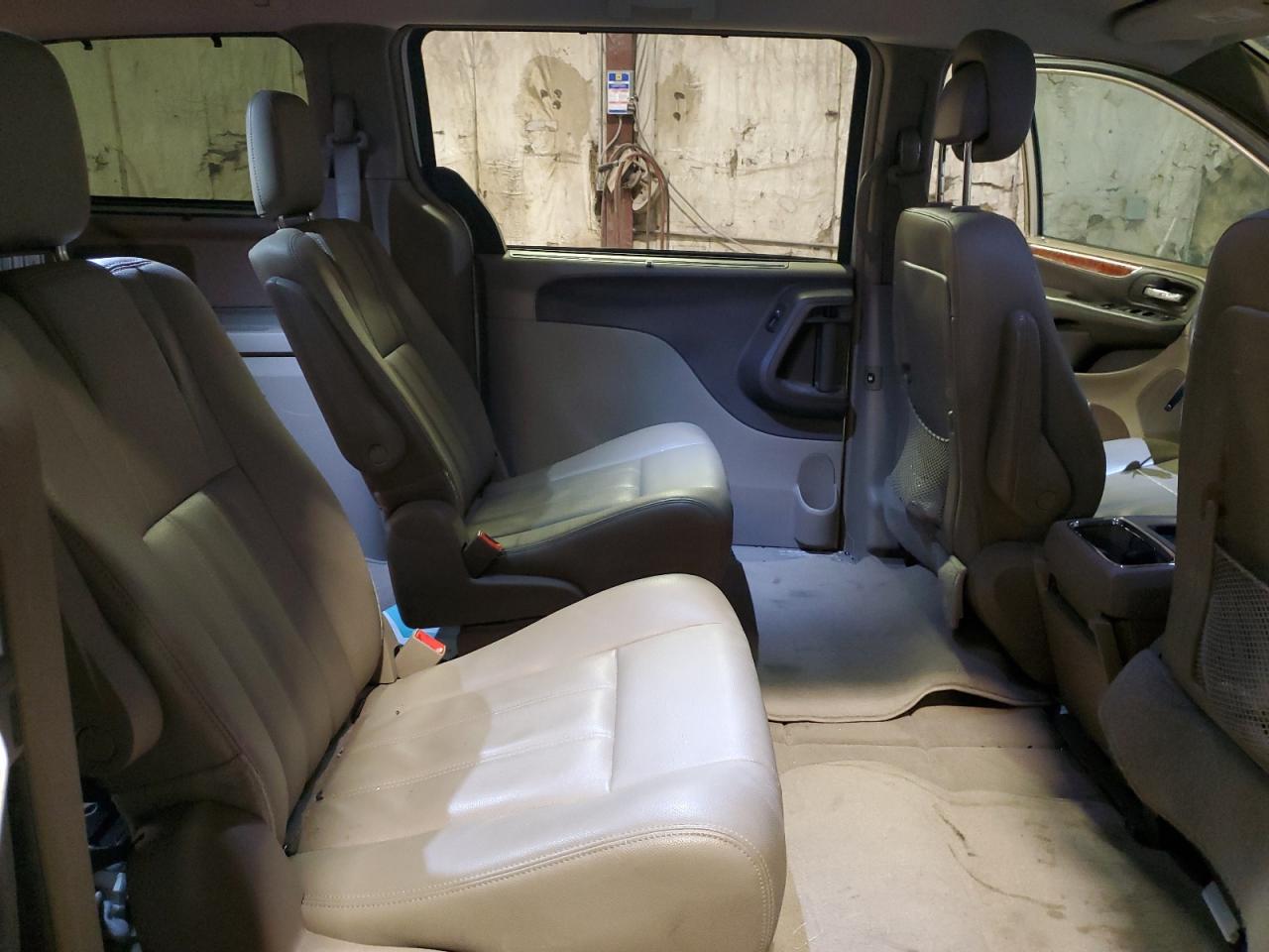 2016 Chrysler Town & Country - Image 11