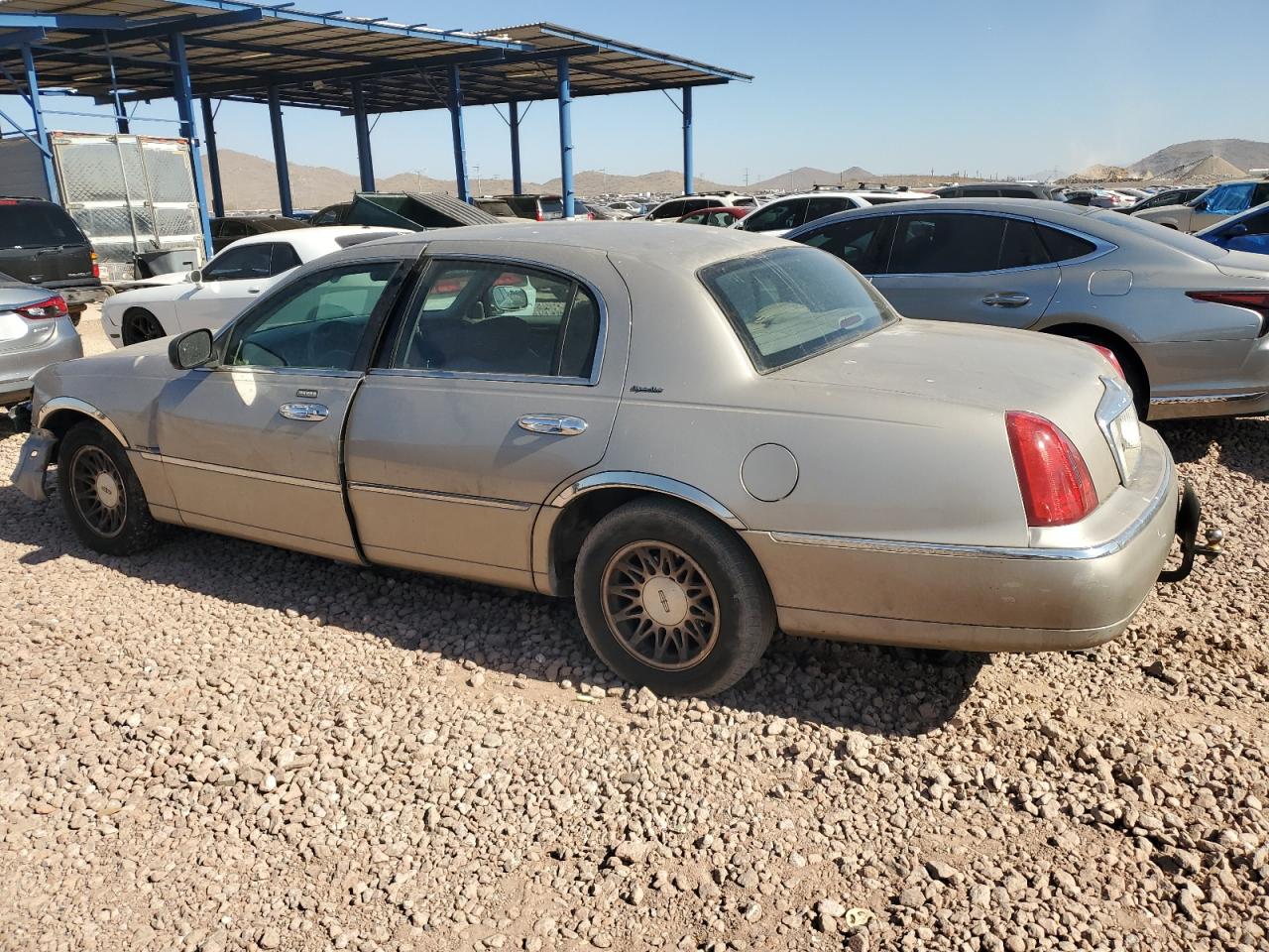 2000 Lincoln Town Car - Image 2