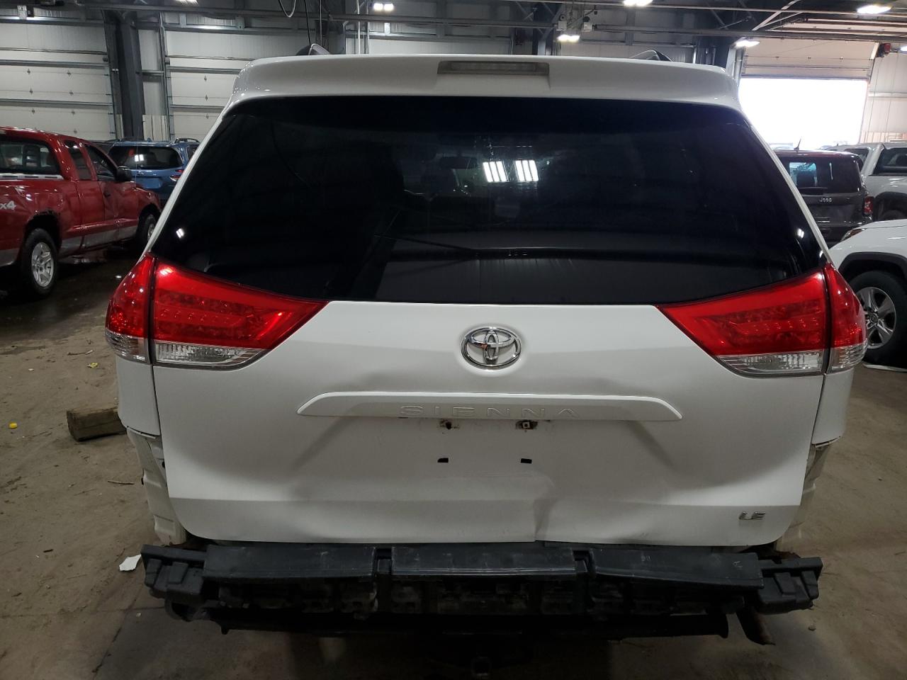 2011 Toyota Sienna - Image 6