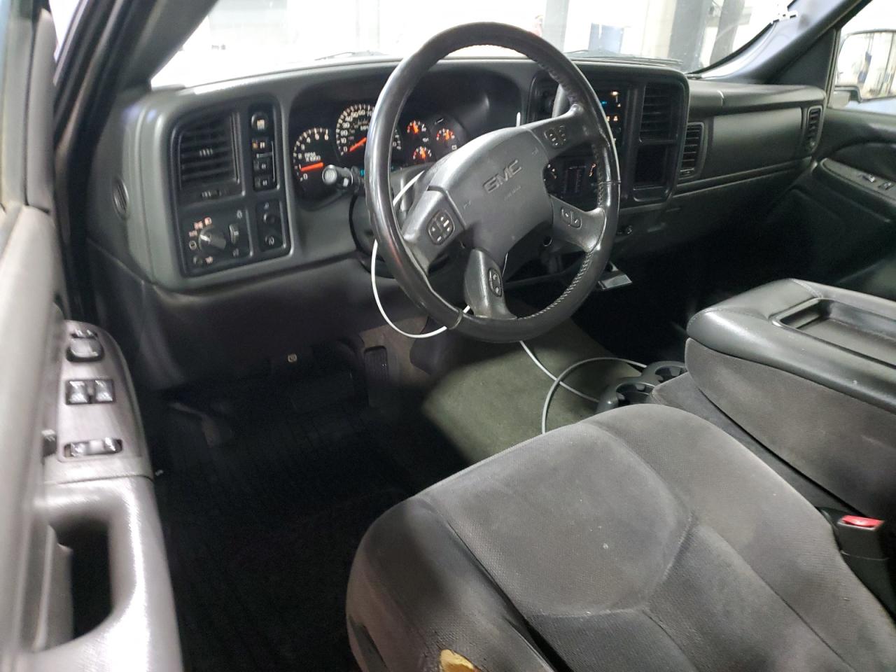 2005 GMC Sierra - Image 8