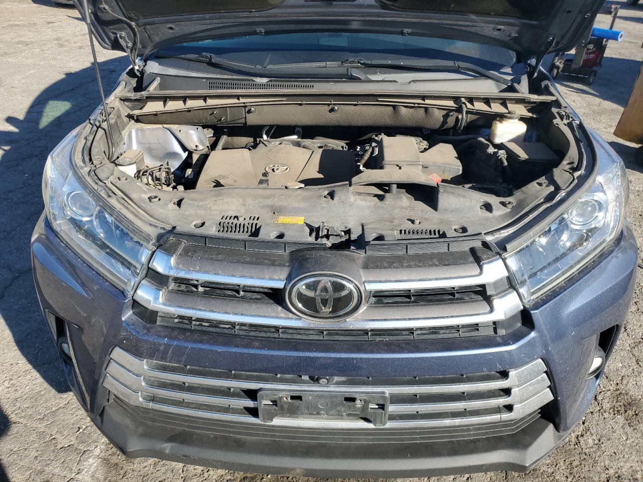 2017 Toyota Highlander - Image 12