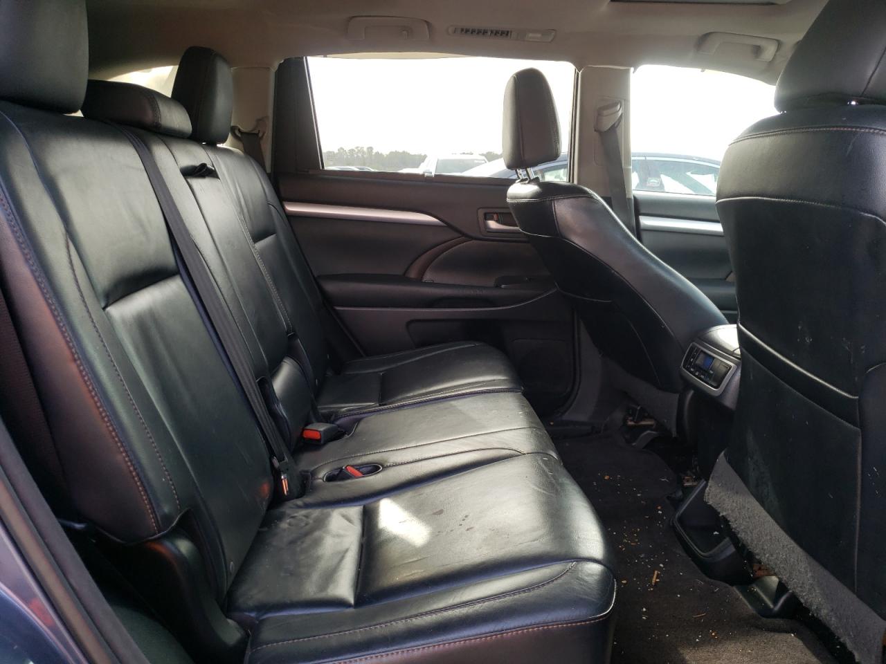 2015 Toyota Highlander - Image 11