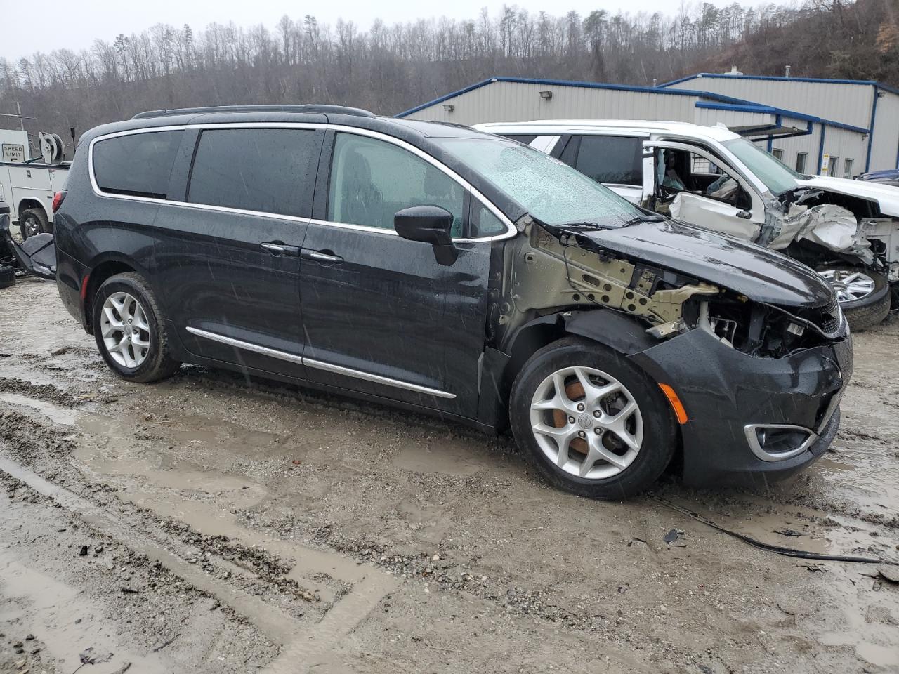2017 Chrysler Pacifica - Image 4
