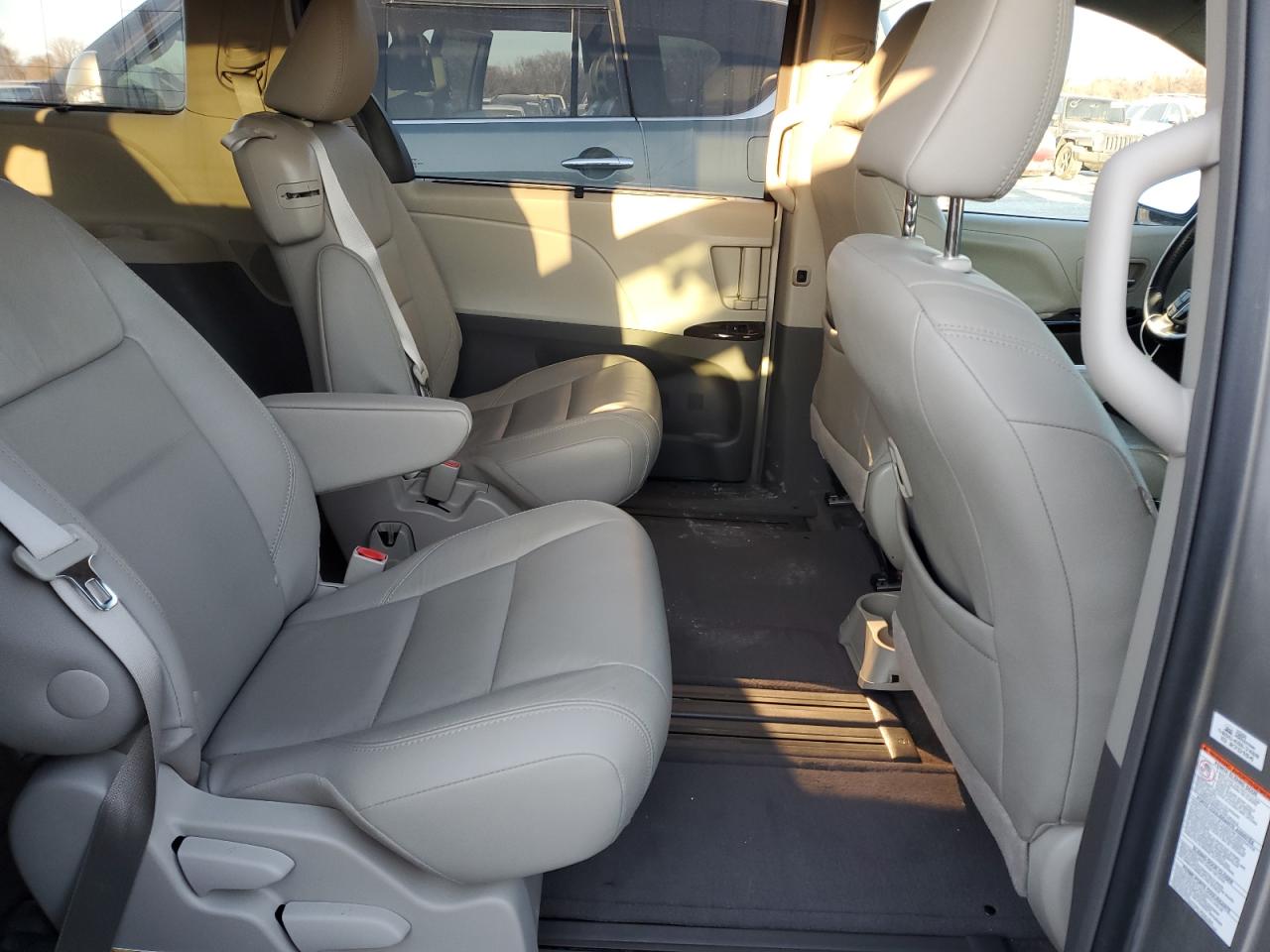 2017 Toyota Sienna - Image 11
