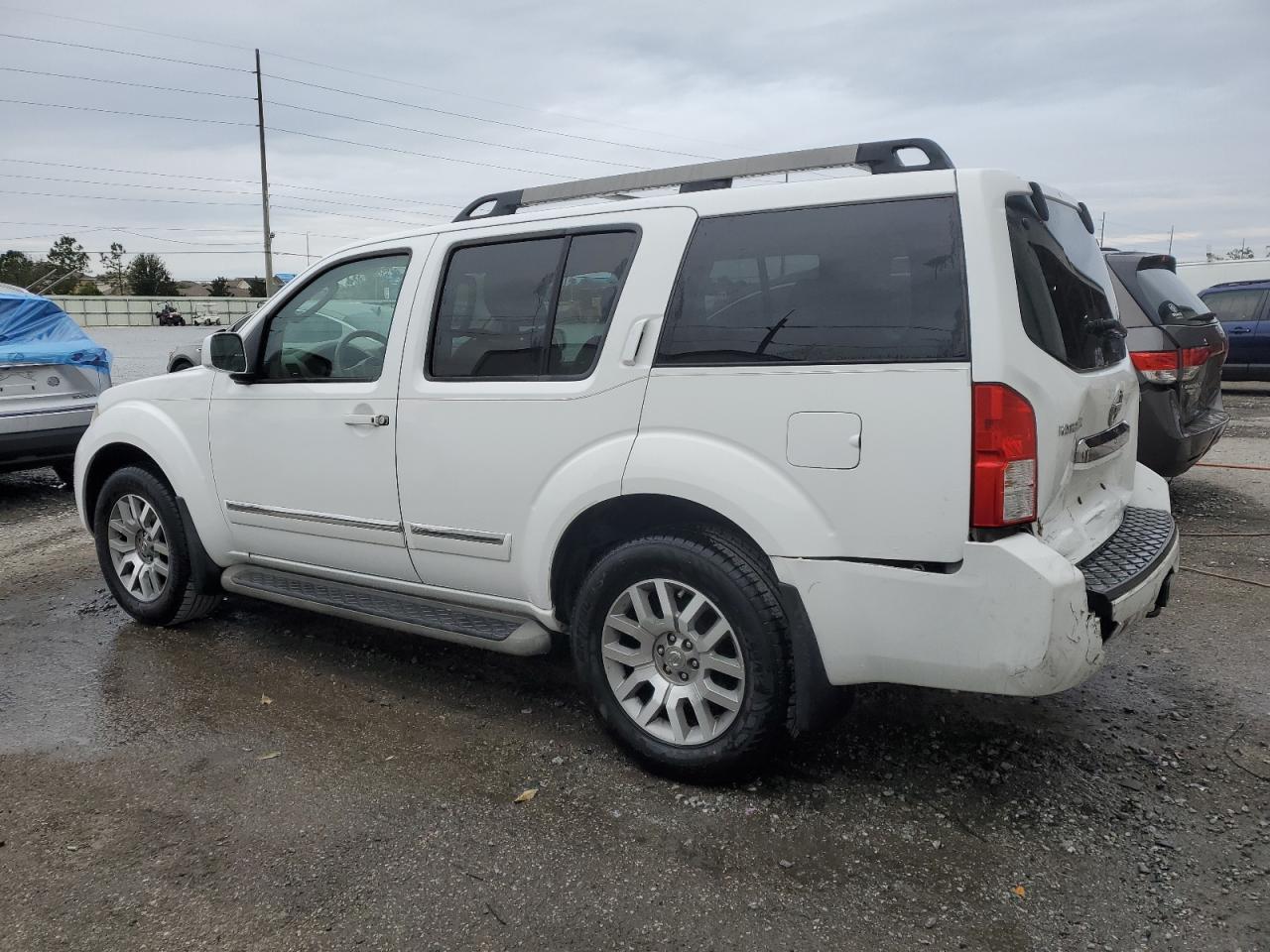2012 Nissan Pathfinder - Image 2