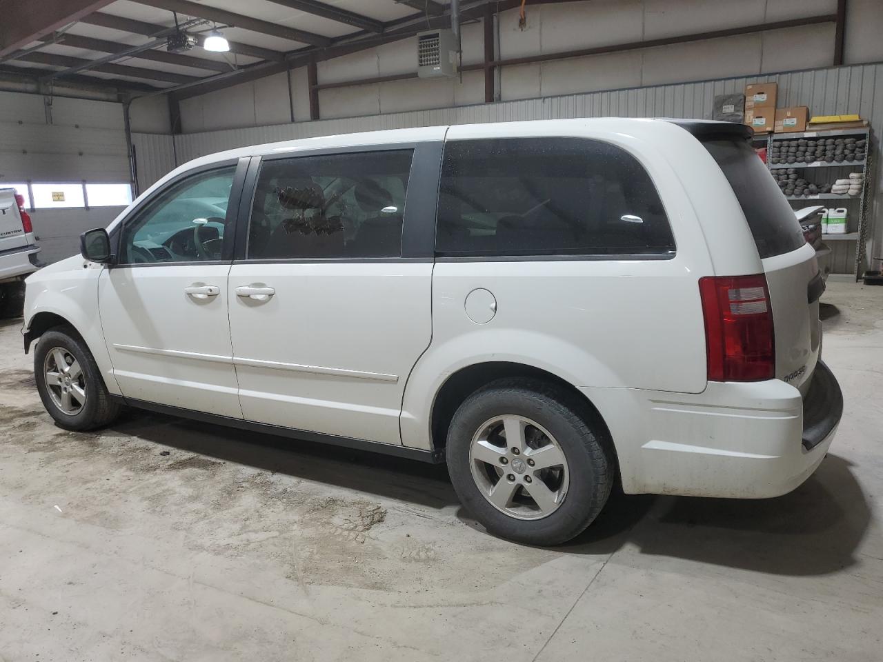 2010 Dodge Caravan - Image 2
