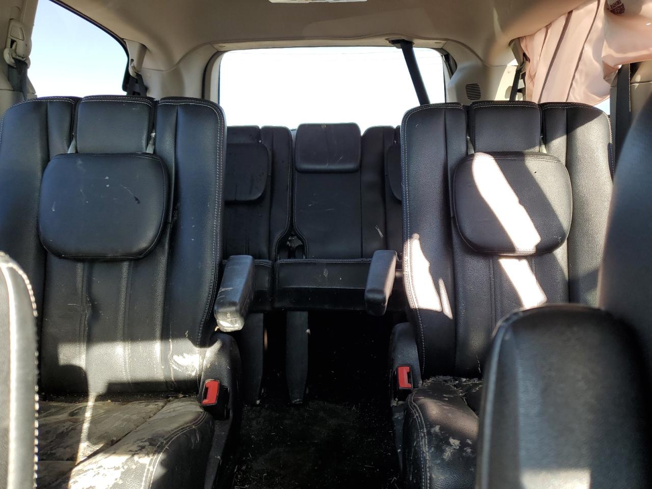 2014 Chrysler Town & Country - Image 10