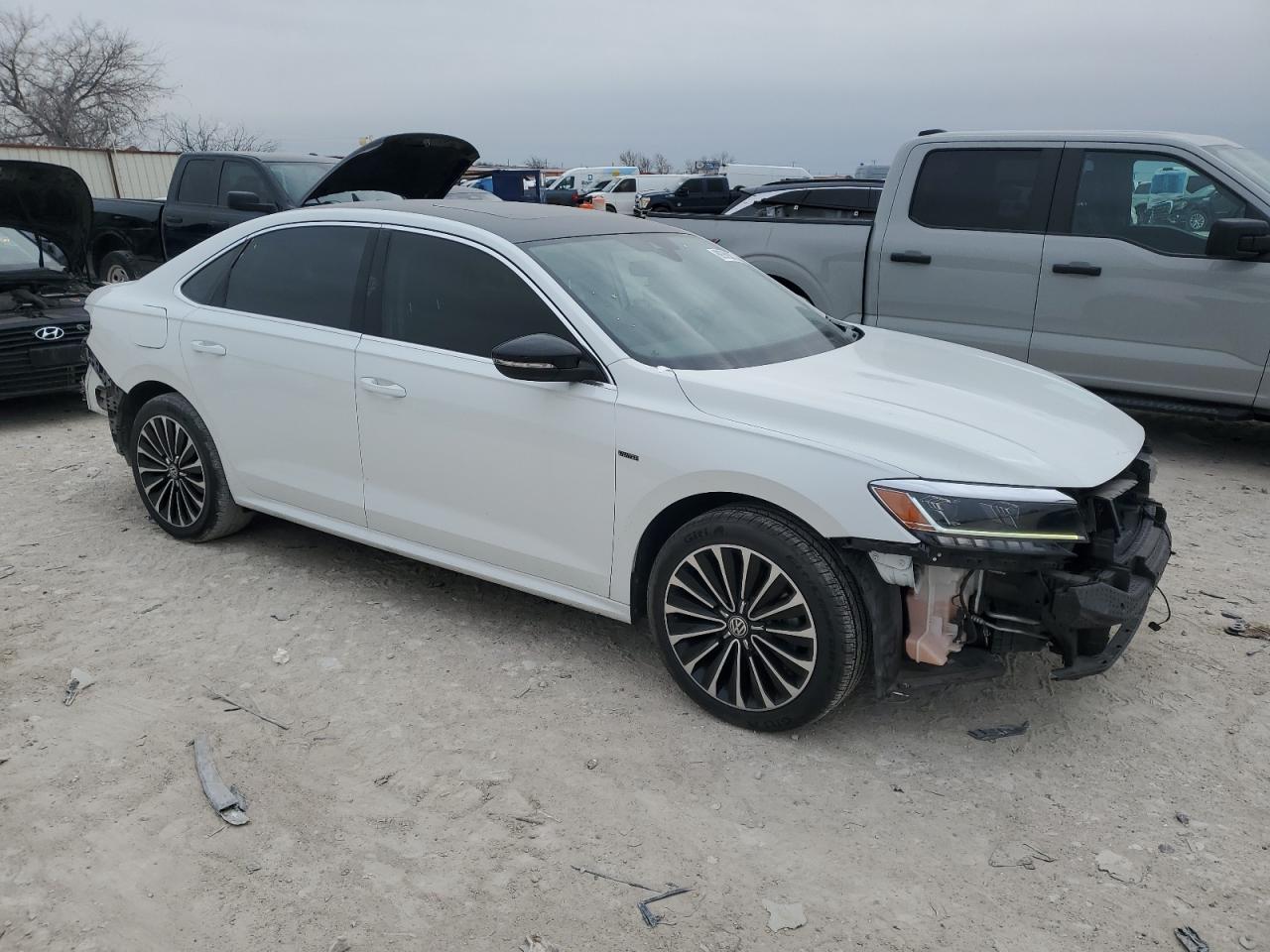 2022 Volkswagen Passat - Image 4