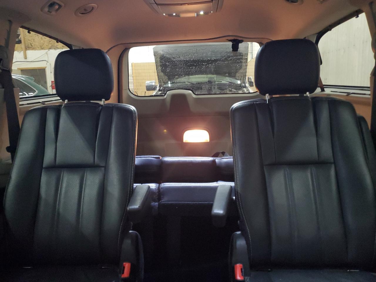 2016 Chrysler Town & Country - Image 10