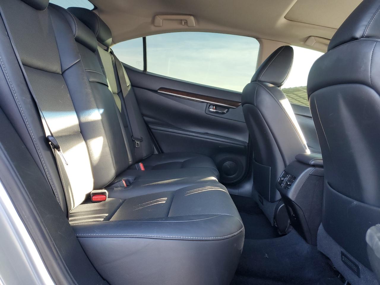 2014 Lexus ES - Image 10