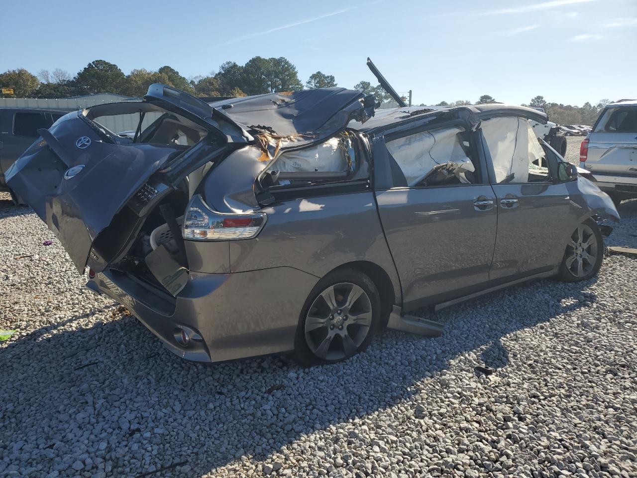 2015 Toyota Sienna - Image 3