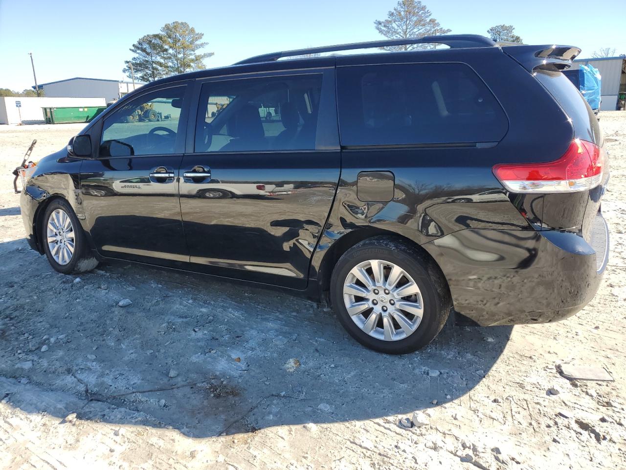 2014 Toyota Sienna - Image 2