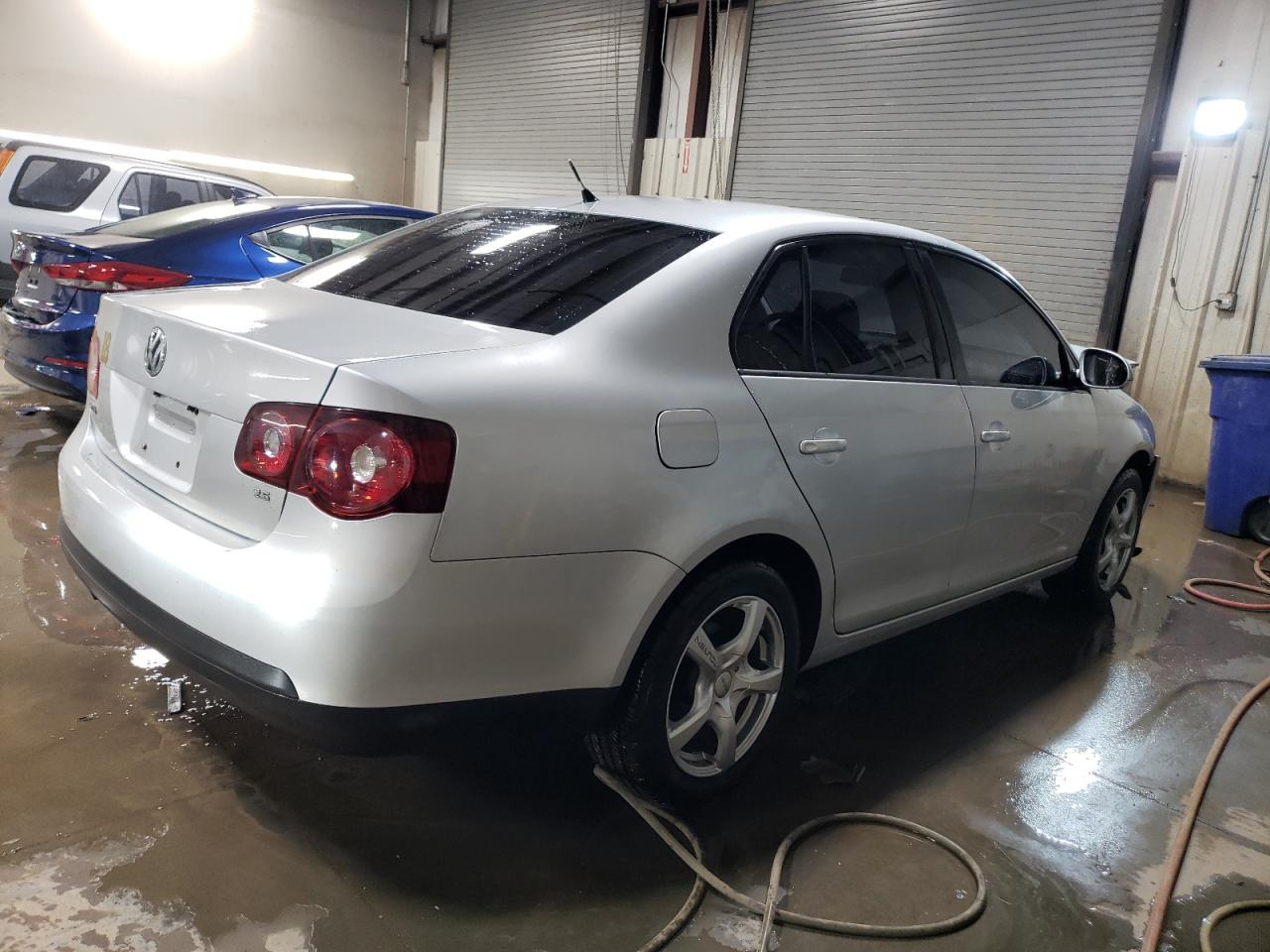2009 Volkswagen Jetta - Image 3