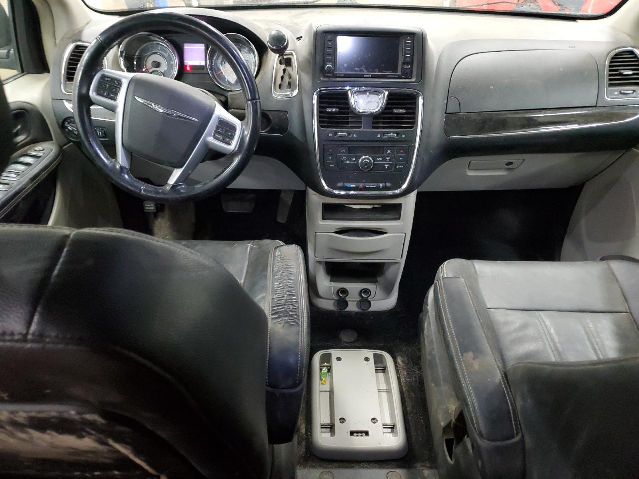 2013 Chrysler Town & Country - Image 8