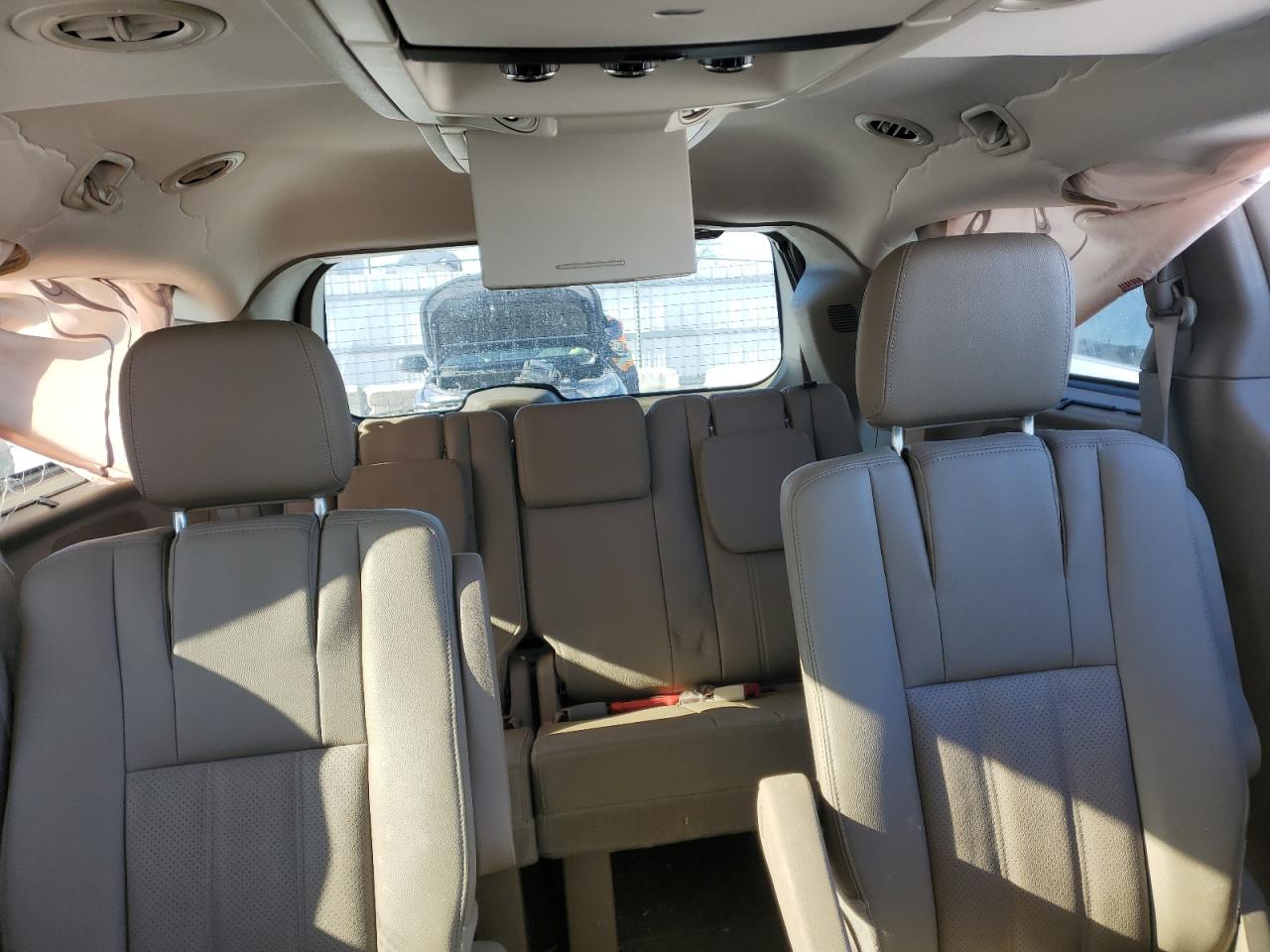 2016 Chrysler Town & Country - Image 10