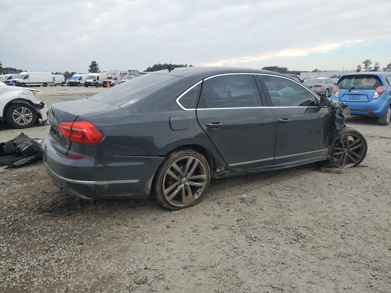 2016 Volkswagen Passat - Image 3